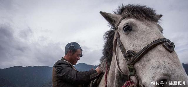 走进羌族药人生活 翻雪山找虫草 住山里喝泉水一整天挖到一根
