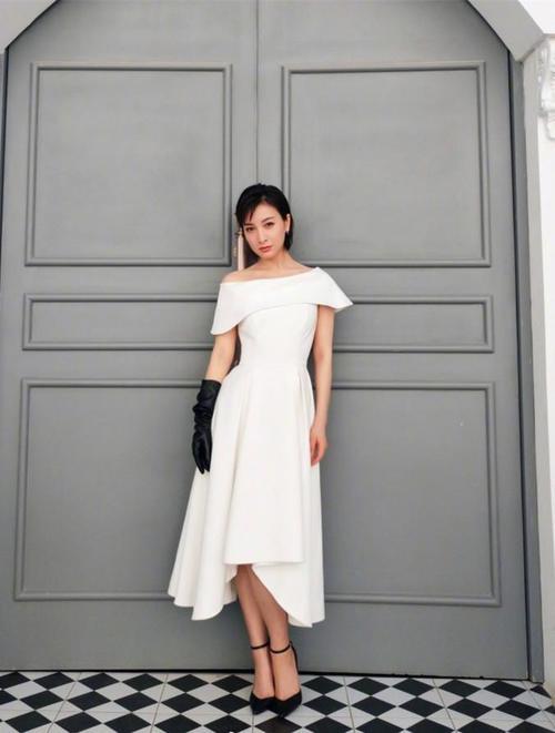 孙俪一字肩长裙撞衫吴昕，自然美碾压凹造型，网友：抓拍完胜摆拍