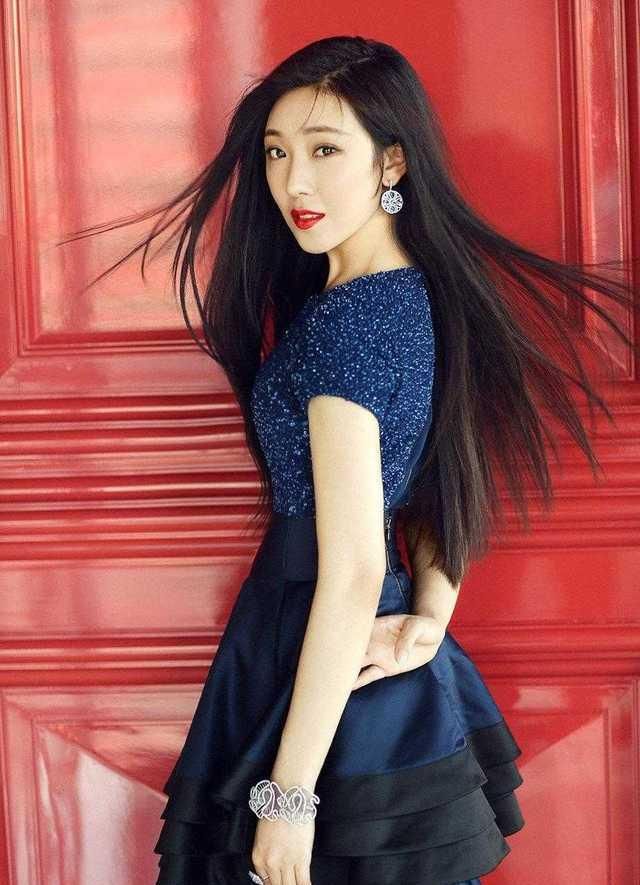  『气质』菅纫姿本就是气质丽人，挑战一条蓝色蛋糕连衣裙，凸显出女神气质