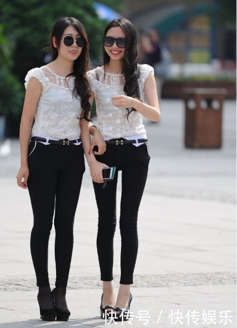 双胞胎小姐姐紧身牛仔比身材，浑圆的翘臀可以看出谁是姐姐，摇摆