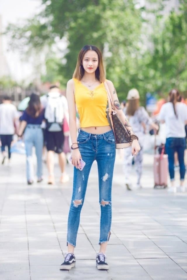 靓女|路人街拍,靓女白衬衫搭配休闲牛仔裤,衬托出街头的气质感