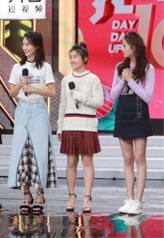 金晨这高跟鞋白穿了，被平底鞋的关晓彤，瞬间打压下去了！