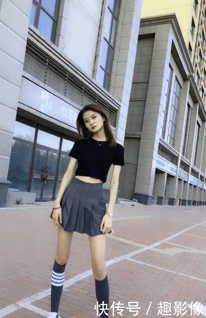 『偶遇』街头偶遇穿着短裙跳舞的美女,动作标准,演绎魅力十足