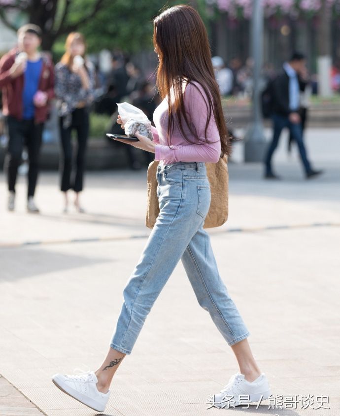 重庆街拍，焦糖色大衣搭配牛仔连衣裙，性感与时髦并存!
