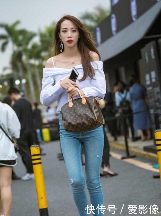  【气质】街拍：气质高雅的美女，一件白色一字肩配牛仔裤，魅力气质十足