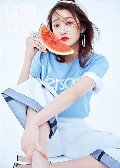 被关晓彤最新封面吓到了，面色苍白，妆容老气，一点都不像90后