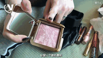 戚薇自拍撞脸Angelababy，作为美妆博主的她到底专业吗?