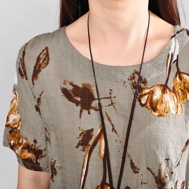 若你超过45岁，尽量穿年轻点，试下多穿素色裙，嫩成28岁姑娘