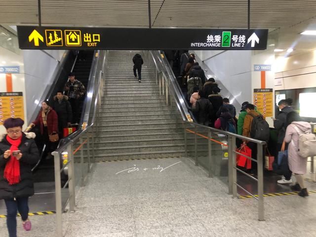 谁说春节上海是“空城”了？地铁人满为患，网友：媒体都在骗人吧