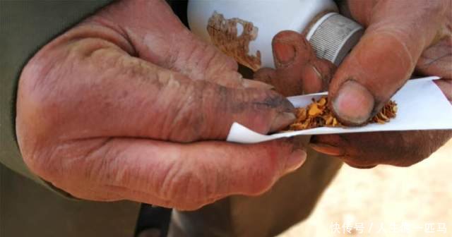 农村老汉用儿子在日本打工挣的70万建8个大棚，为省钱抽烟叶