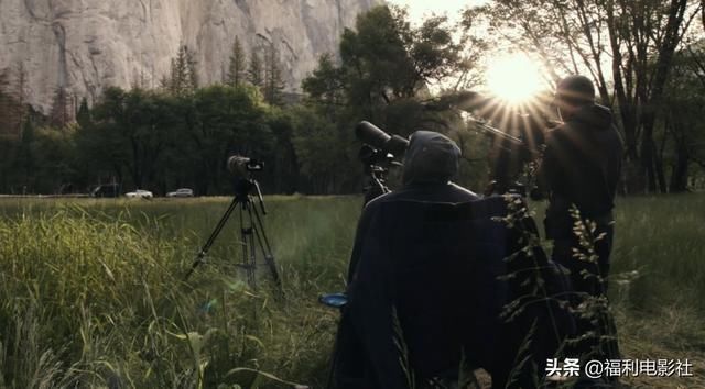 难度堪比登月!他徒手无保护爬上914米峭壁,恐高症患者最好别看