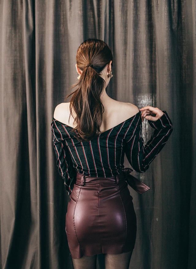 清新甜美的紧身裙美女，散发出女神气场