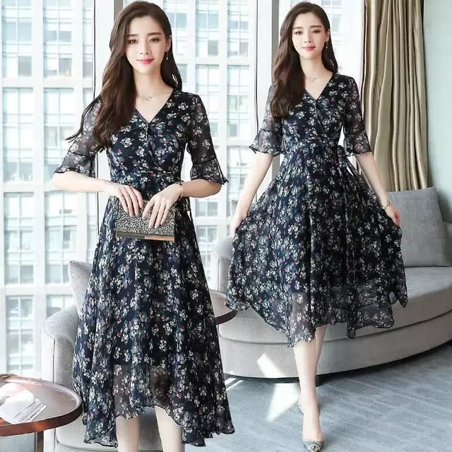 去年的连衣裙别穿了，学学时髦女人这样穿，走哪都是风景线