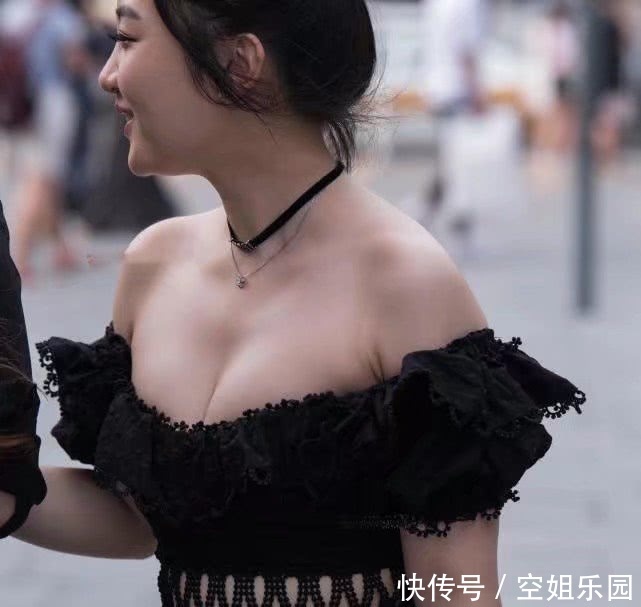 轻质少女一字露肩酥胸半露，面带桃花的美眉谁有本事娶回家？