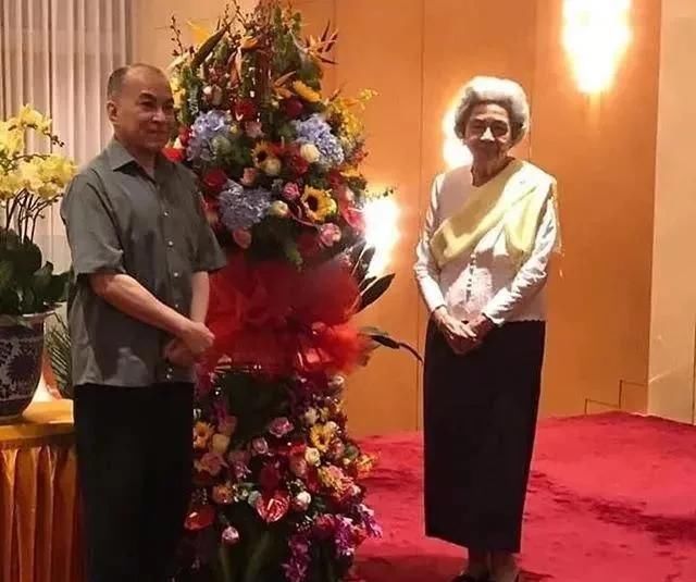  『混血』83岁柬埔寨太后最新照，四国混血高颜值，66岁儿子不结婚给她养老