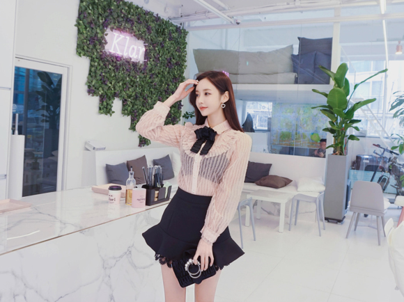 女神孙允珠，春晓熙梦浪漫蝴蝶结纺丝衬衫