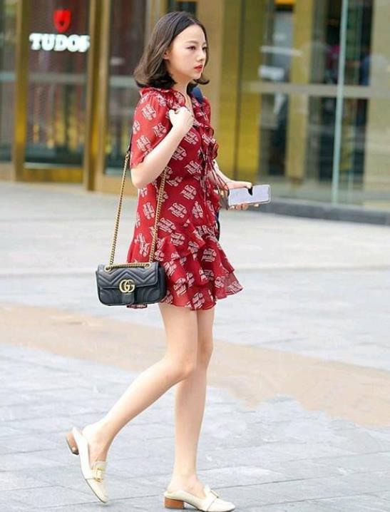 #蓝色#街拍:身材匀称的美女,蓝色鱼尾裙更显身姿曼妙,很吸睛!