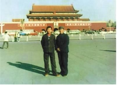 80、90年代游客在天安门城楼前的留影，岁月流失还是原来的样子