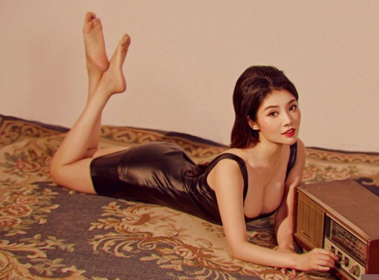 能把牛仔裤穿出这种风格,只有徐冬冬了,让人看着难受!