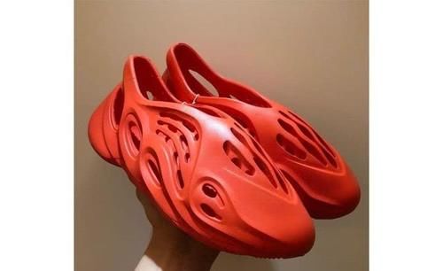 #阿迪达斯#阿迪达斯的Yeezy“洞洞鞋”,就是一双凉鞋,有何特殊之处?