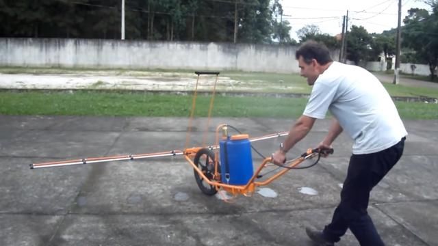 英国四十岁大叔发明自行车喷雾机，不用油和电，成本100块钱