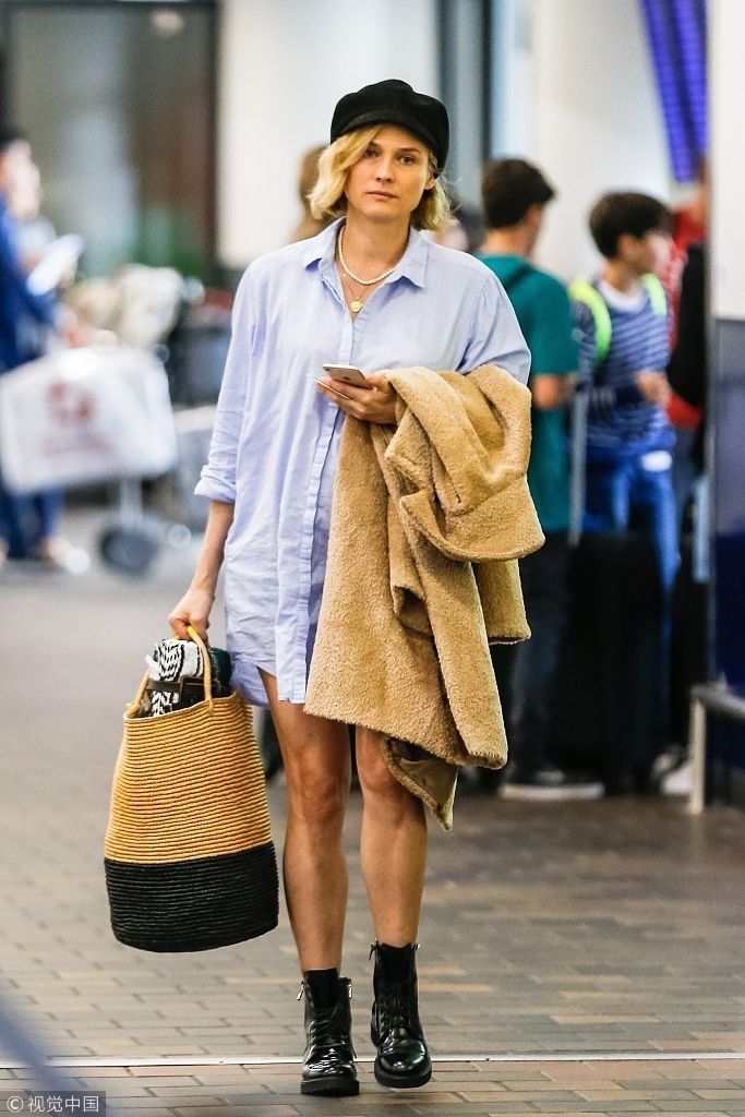 黛安克鲁格怀孕后首次被拍孕肚明显 素颜玩下衣失踪美腿细长