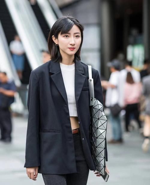  「搭配」小姐姐黑色衬衫搭配卡其色长裤，墨镜红唇时尚靓丽