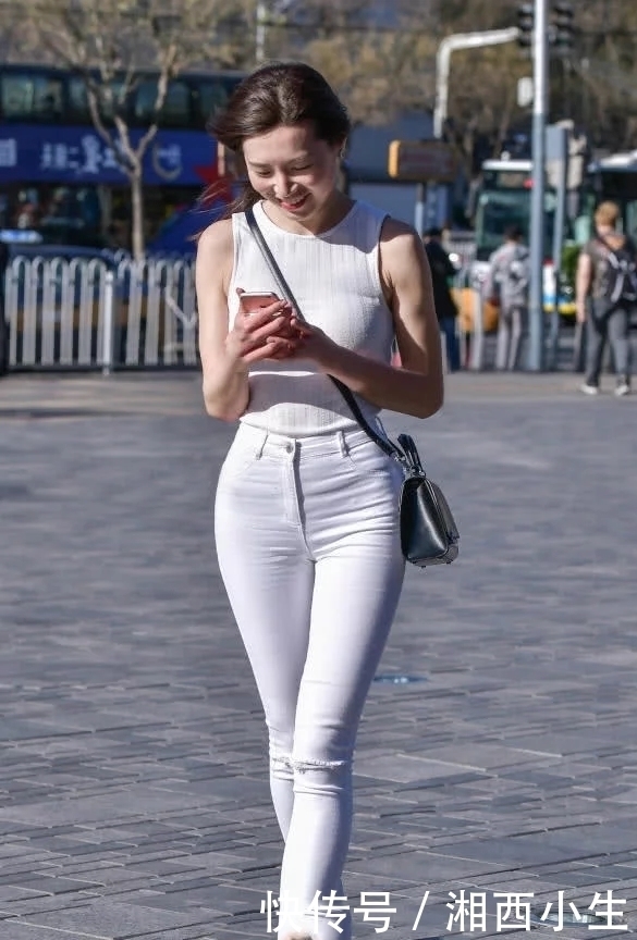 街拍：身材高挑修长曲线的气质美女，完美的身材穿上白色紧身裤，