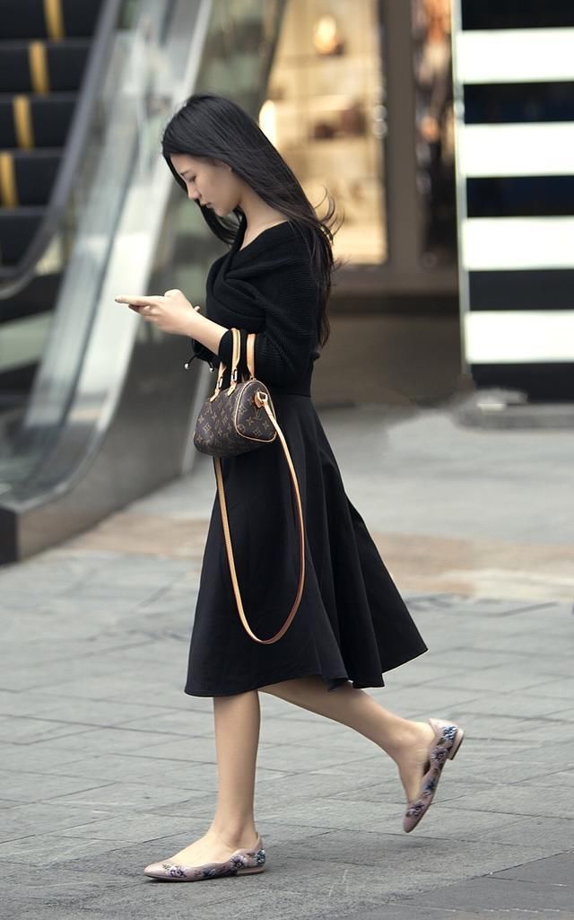  女强人■街拍：黑色职业套装的美女，看样子是个女强人