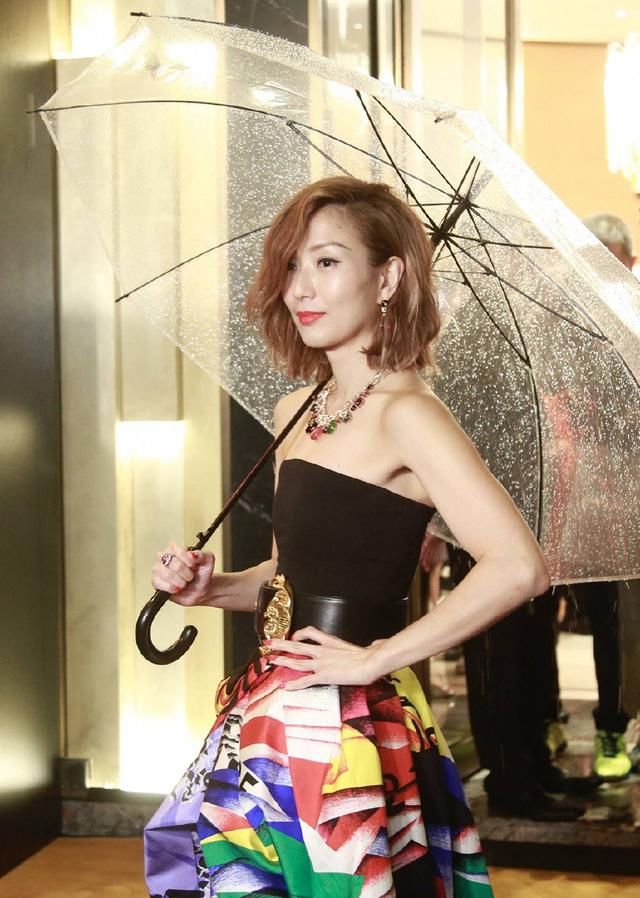 同是穿黑色出席活动，惠英红大气郑秀文御姐，蔡卓妍36照样很俏皮