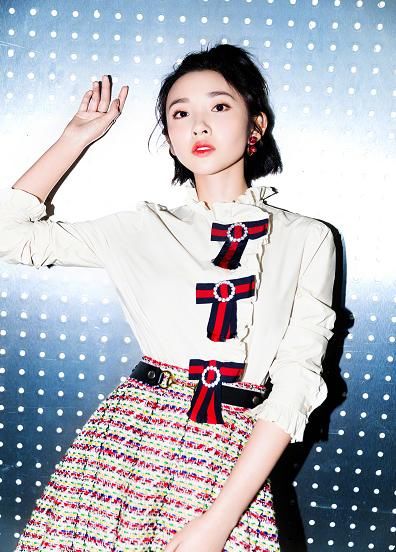 唐艺昕太厉害了,为秀小蛮腰,身穿背带裤,若隐若现很撩人