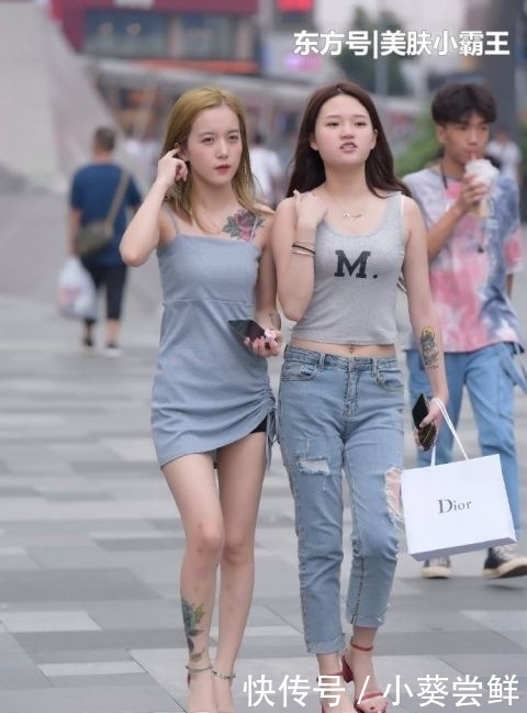  气质|街拍：精致时尚的高跟凉鞋，衬托出小姐姐的甜美气质