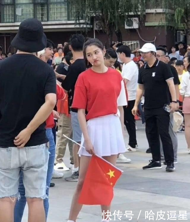 抓拍:关晓彤真人到底长啥样?看清路人抓拍的生图,终于相信鹿晗的眼光