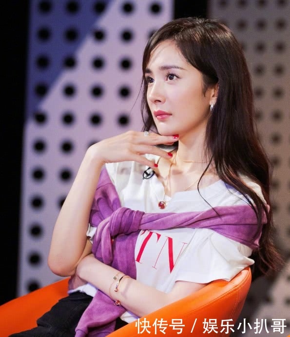 带货女王真不是盖的，杨幂一件紫衣搭在肩上，又不好好穿衣服了！