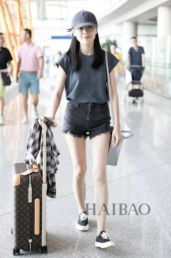 李小璐高调复出靠母女装扮嫩?刘雯一裤两穿太会搭…【海报街拍】