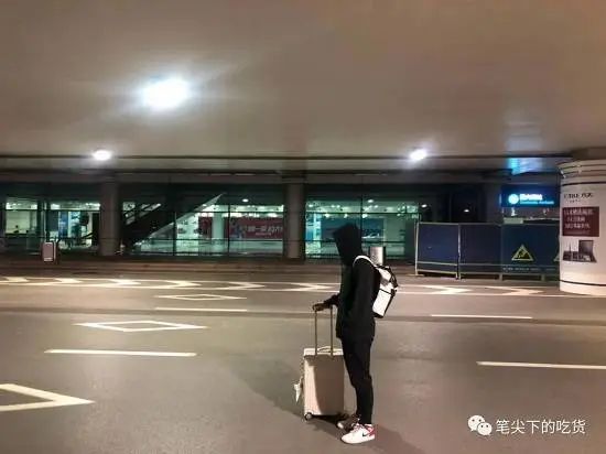  「小伙」小伙坐高铁误入武汉，没想留在医院成“红人”