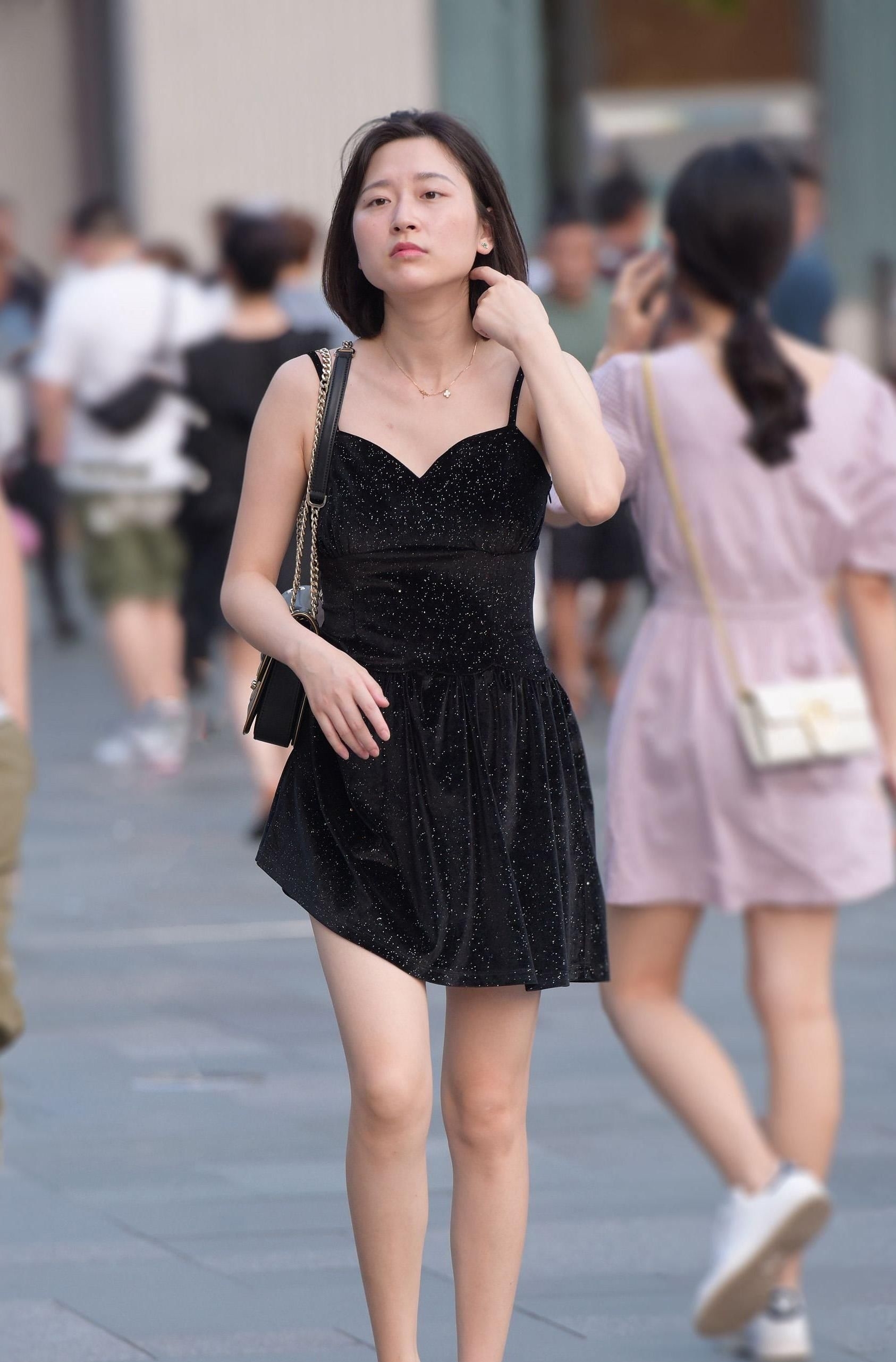 赫本:女生一定要为自己准备一条小黑裙,因为它可以让你更优雅、更精致