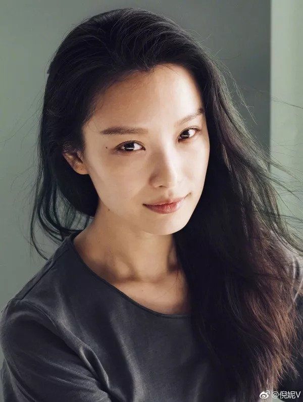 好看| 倪妮素颜扮男装依旧貌美!和精修图无差的好肤质该如何养成?