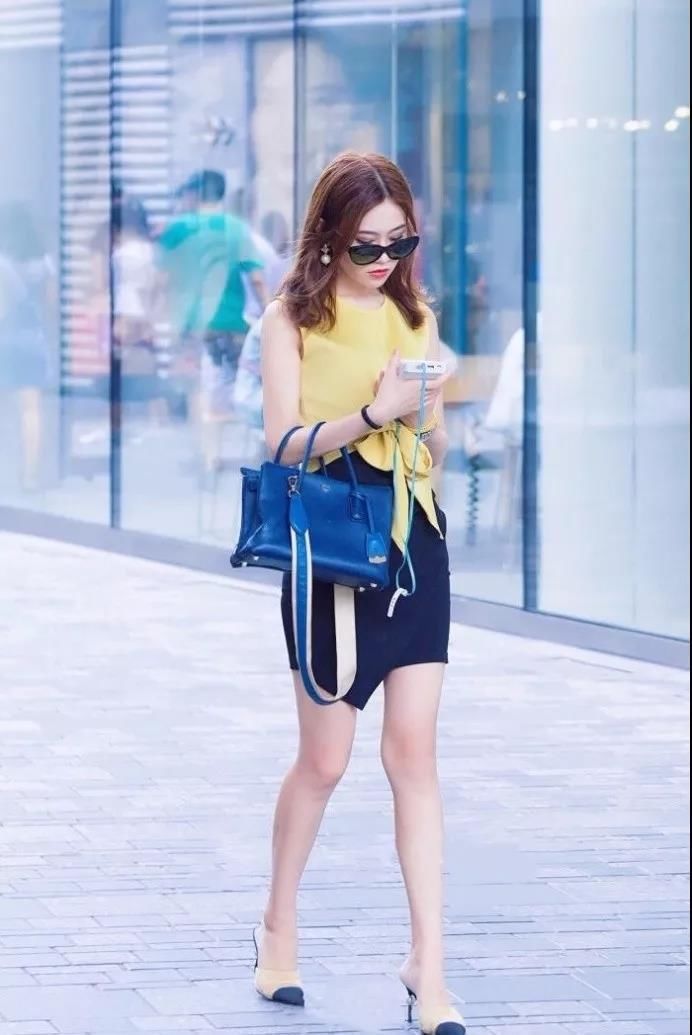 街拍：在街上光彩夺目的俏丽性感美女