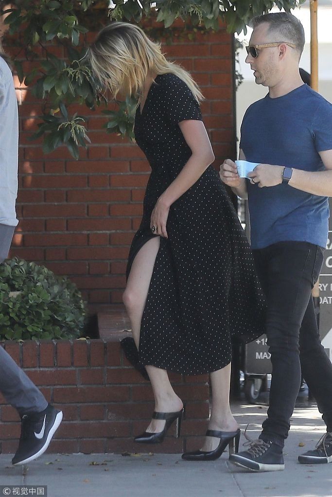 德普前妻艾梅柏高衩连衣裙秀两米大白腿 风吹裙摆险走光惊慌到手