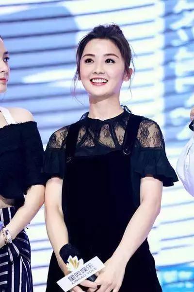 阿娇衣品大变！穿的像个高中生，但网友却盯着她肚子上的淤青不放