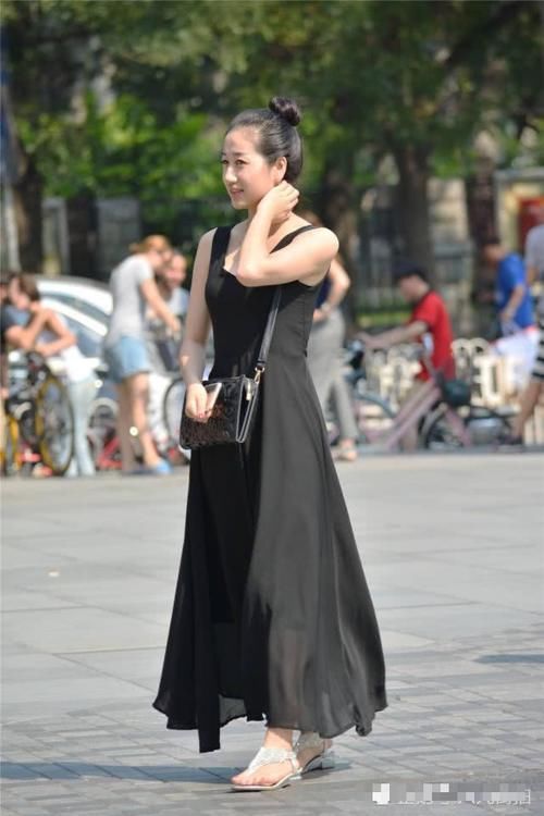  『姑娘』穿着长裙的姑娘，是不是要搭配一双高跟鞋才会更好看？