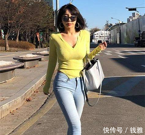 曼妙身材的紧身牛仔裤美女，紧致的身姿更有魅力，更显柔美气质！