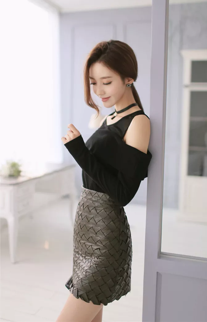 室内美女写真集：紧身上衣搭配短裙，展示傲人身材，时尚潮流性感