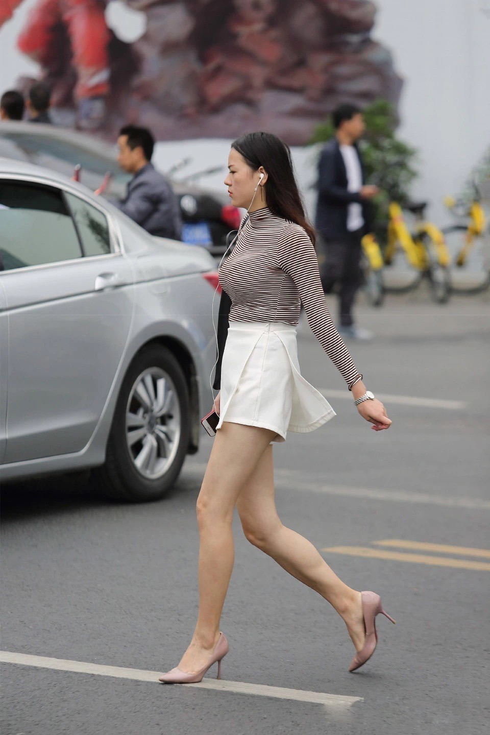 小姐姐|美女街拍:小姐姐穿了一件像裙子的短裤,手臂比较纤细,还是不错