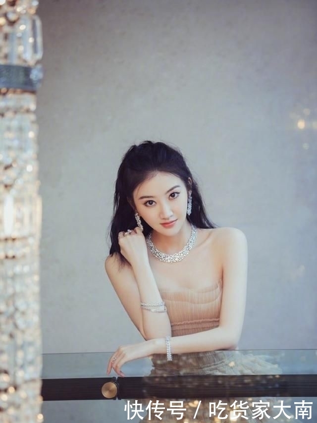 「璀璨」景甜一袭裸色抹胸层叠蛋糕裙甜美又性感,搭配璀璨珠宝闪耀又梦幻