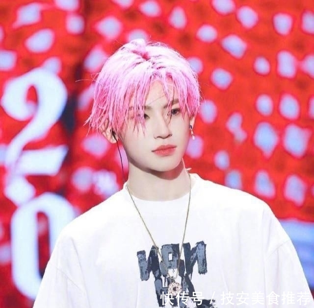 「发廊」黄明昊李振宁撞发色!到底是时尚潮男还是发廊洗剪吹?很明显