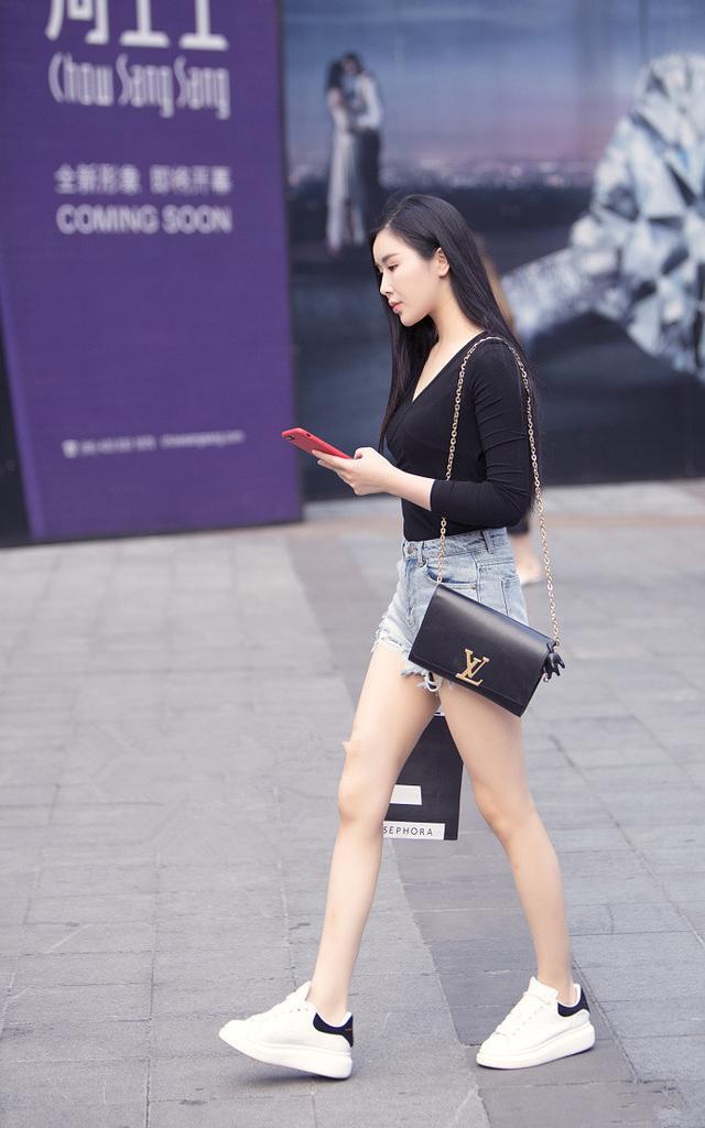 街拍：小姐姐独特美丽眸含秋水，一双大长腿！