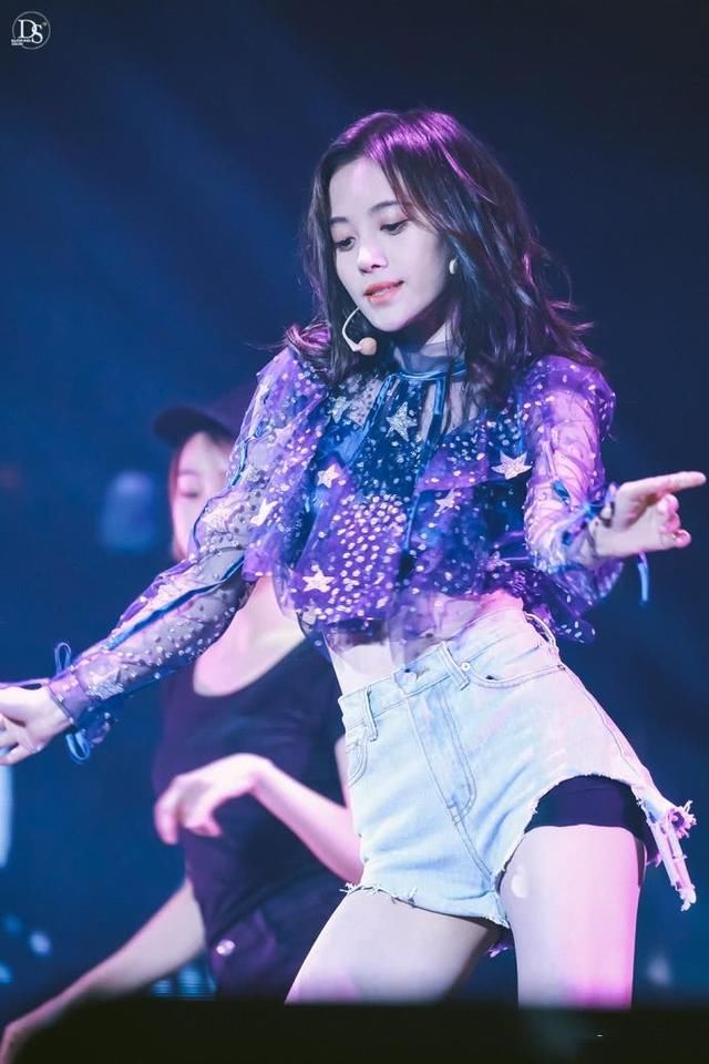 鞠婧祎短裤提得太高,安全裤都露出来了,网友:逼着人看?