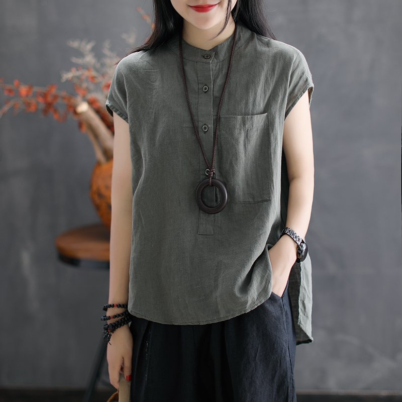 街头一男的紧紧抱着女友不分开，看见女人身上的衣服，路人一跳